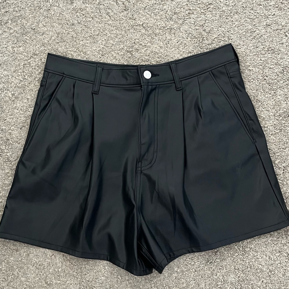 NEVER WORN, Levi’s Pleather Shorts, size 29, black